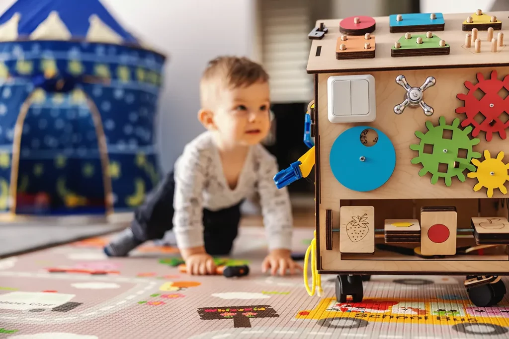 Enfant en train de jouer dans une salle de jeu